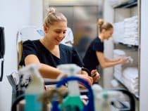 Miser sur un chariot fonctionnel pour un nettoyage professionnel réussi